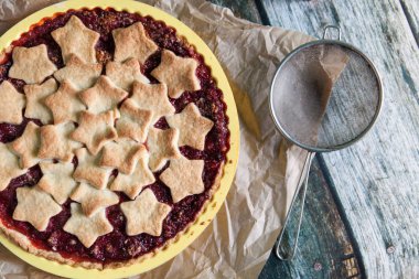 Tatlı Noel berry pie kurabiye yıldız ile dekore edilmiştir.