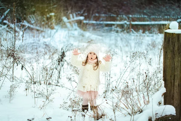 Petite fille en manteau de fourrure blanche dans la forêt d'hiver — Photo