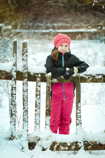 Дівчина в лижному костюмі в зимовому лісі — стокове фото