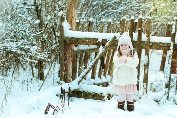 冬の森の白い毛皮のコートの少女 — ストック写真