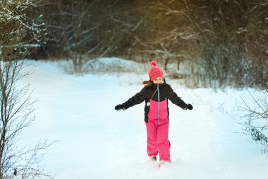 Kış orman Kayak elbiseli kız
