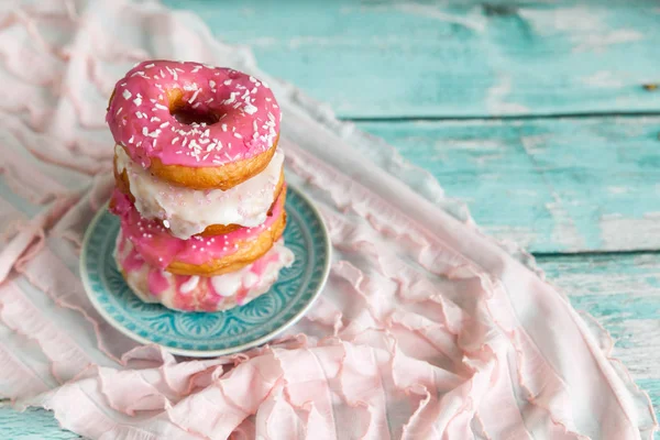 Donuts saborosos em um prato azul — Fotografia de Stock