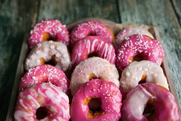 Donuts sucrés et colorés avec saupoudres et glaçage — Photo