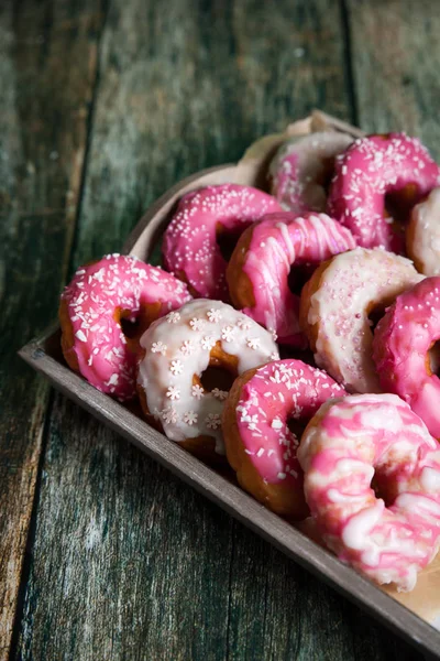 Słodkie i kolorowe pączki z posypką i lukier — Zdjęcie stockowe