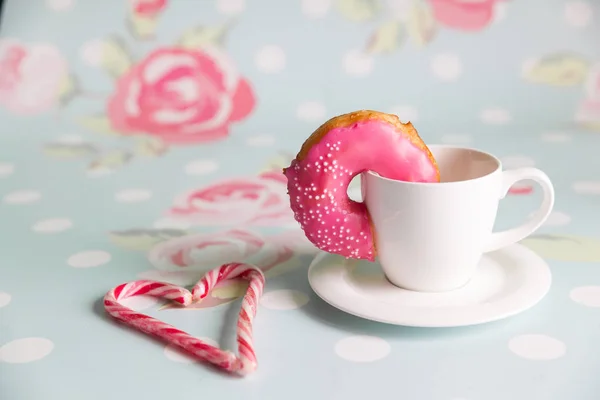 Donut y café sobre fondo floral — Foto de Stock