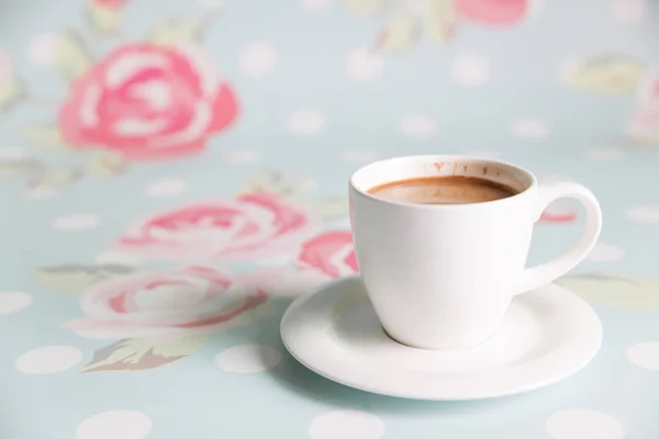 Café de la mañana sobre fondo floral — Foto de Stock