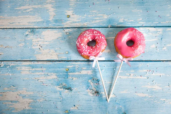 Dois donuts cor-de-rosa em paus — Fotografia de Stock
