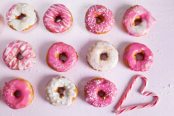Donuts doces e coloridos com polvilhas e cobertura — Fotografia de Stock