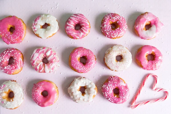 Donuts doces e coloridos com polvilhas e cobertura — Fotografia de Stock