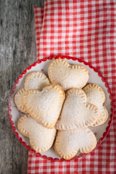 Biscoitos caseiros em forma de coração com creme de creme de baunilha — Fotografia de Stock