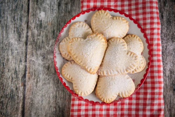 Домашнее печенье в форме сердца с ванильным кремом — стоковое фото