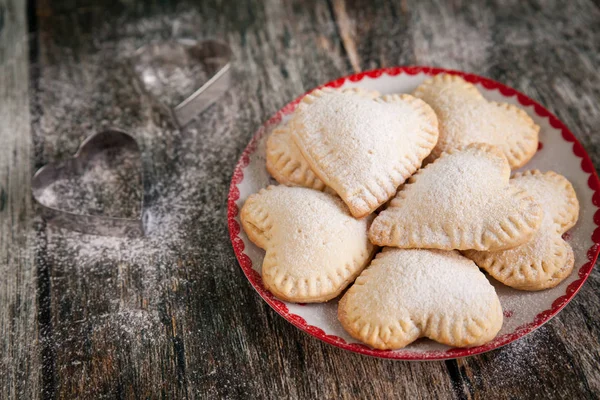 Vanilyalı muhallebi krem ile ev yapımı kalp şekli tanımlama