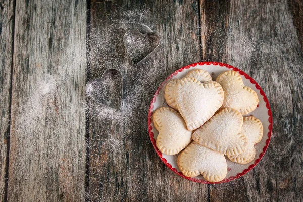 Домашнее печенье в форме сердца с ванильным кремом — стоковое фото