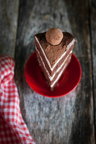 Karanlık birayla yapılmış lezzetli çikolatalı kek