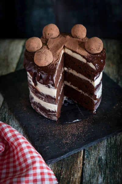 Gustosa torta al cioccolato fatta con birra scura — Foto Stock