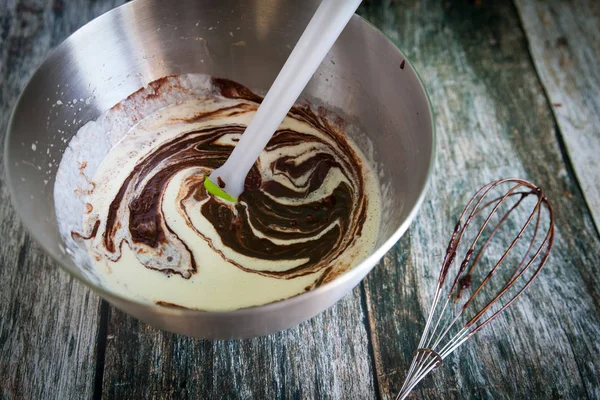 Preparação de massa para bolo de chocolate escuro — Fotografia de Stock