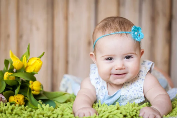 Adorable niña con tulipanes —  Fotos de Stock