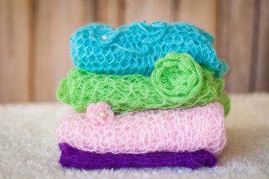 Yığın çeşitli saç bantları ile mini battaniye örgü