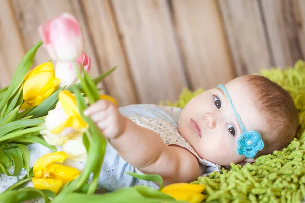 Adorable niña con tulipanes —  Fotos de Stock