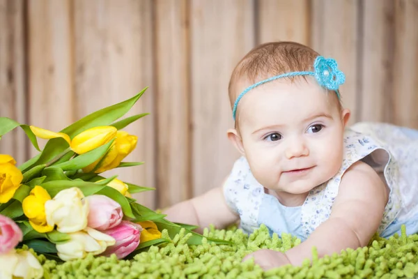 Adorable niña con tulipanes —  Fotos de Stock