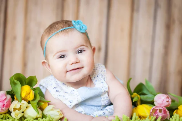 Rozkošná holčička s tulipány — Stock fotografie