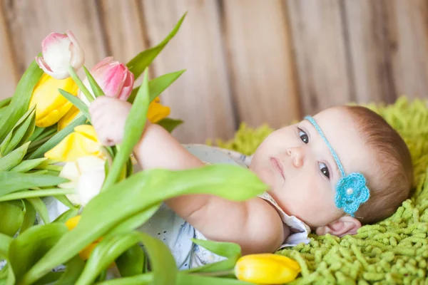 Adorable niña con tulipanes —  Fotos de Stock