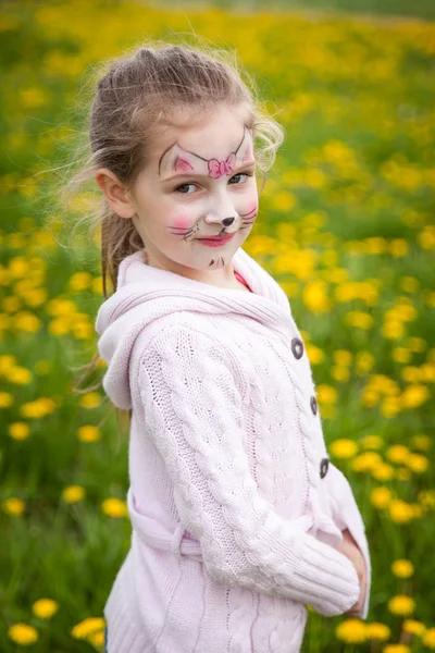 Aranyos lány egy pitypang réten. — Stock Fotó