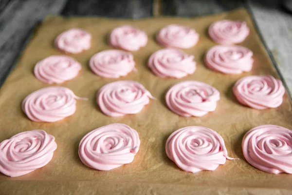 Pink raspberry meringues on a wooden background — Stock Photo, Image