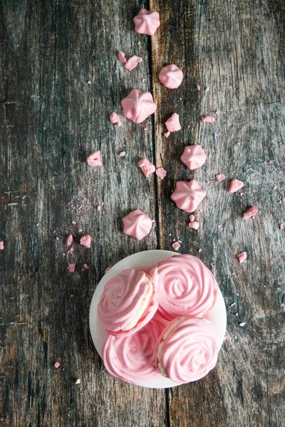 Meringues raspberry pink pada latar belakang kayu — Stok Foto