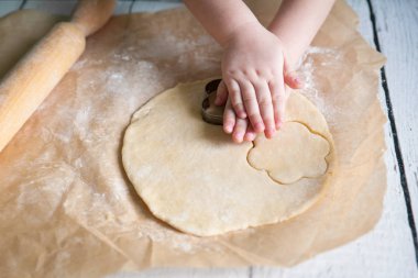 Çocuk eller kesme çiçek kurabiye