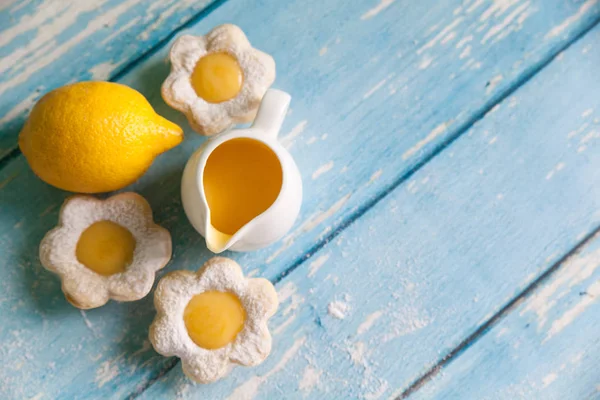Цветочные тарталетки с лимонным творогом — стоковое фото