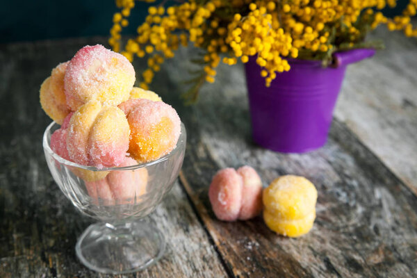 Домашнее персиковое печенье на деревянном фоне
