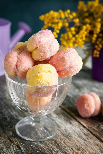 Домашнее персиковое печенье на деревянном фоне
