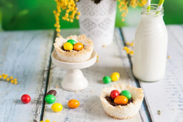 Nidi di cocco riempiti con uova di Pasqua — Foto Stock