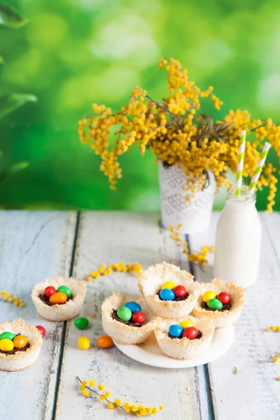 Nidi di cocco riempiti con uova di Pasqua — Foto Stock