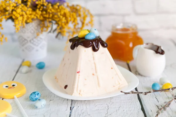 Geleneksel Paskalya süzme peynir tatlı Paskha