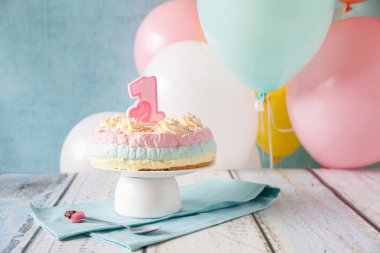 Çok katmanlı pastel cheesecake için ilk doğum günü
