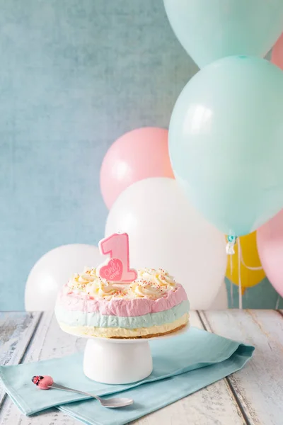 Gâteau au fromage pastel multicouche pour le premier anniversaire — Photo