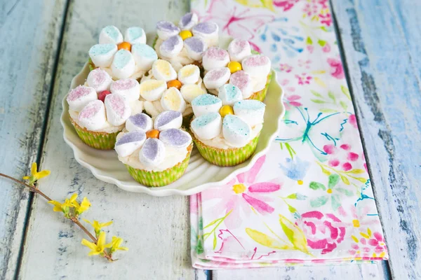 Košíčky zdobené máslo, smetana a marshmallow květiny — Stock fotografie