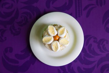 Top kek dekore edilmiş tereyağı krema ve hatmi çiçekleri