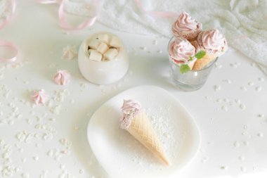 Dondurma gibi pembe ahududu lezzet zephyr