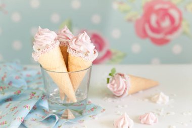 Dondurma gibi pembe ahududu lezzet zephyr