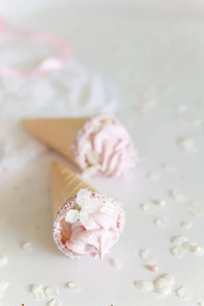 Helado como el sabor a frambuesa rosa zephyr —  Fotos de Stock