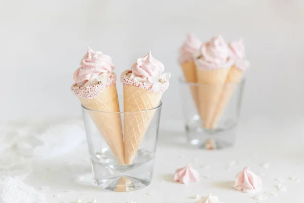 Es krim seperti rasa raspberry merah muda zephyr — Stok Foto