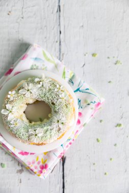 Bir krem ve konserve şeftali ile Eclair halkalar