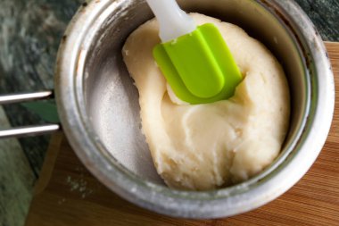 Taze çiğ choux pasta hazırlamak