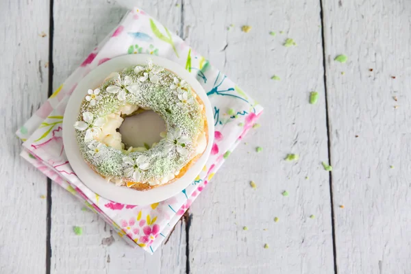 Anelli di Eclair con una crema e pesche in scatola — Foto Stock