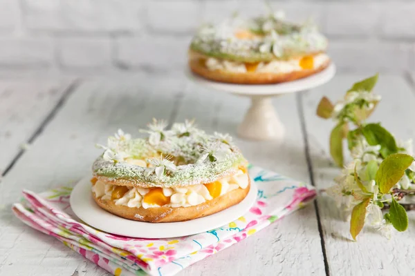 Eclair ringar med grädde och konserverade persikor — Stockfoto