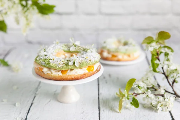 Eclair rings with a cream and canned peaches — Stock Photo, Image