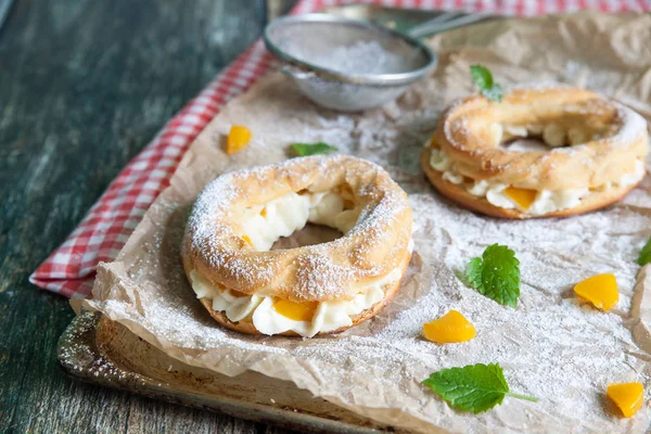 Anneaux Eclair à la crème et pêches en conserve — Photo